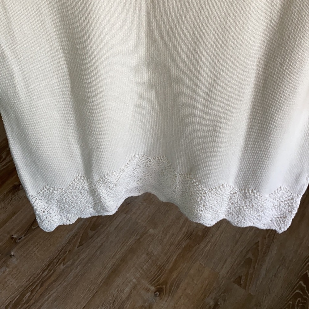 Ann Taylor short sleeved sweater w/ design crocheted on sleeves and bottom. L - Picture 3 of 5